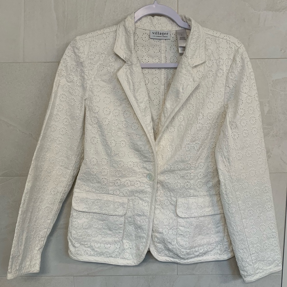 White shipper cute and flattering blazer type jacket